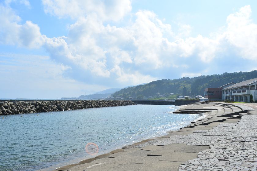 おだやかな前浜海岸に位置します。