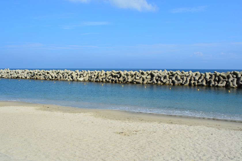 砂遊びのできる浜辺が好評です。
