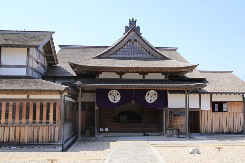 玄関には葵の御紋。佐渡は徳川幕府の直轄地でした。