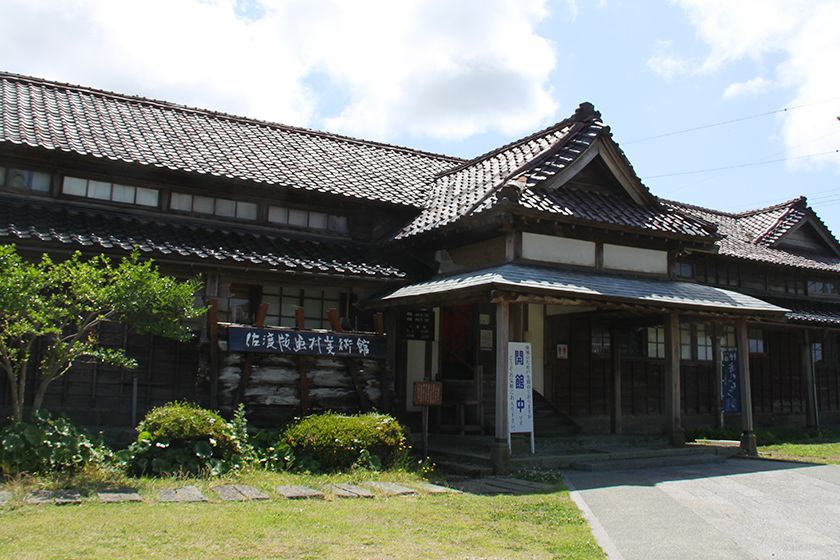 木造の「旧相川簡易裁判所」を利用しています。