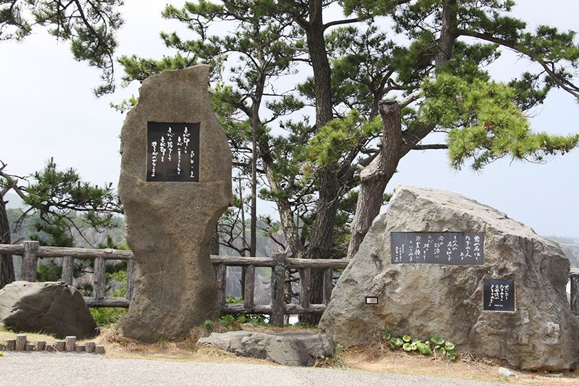 「君の名は」の石碑が建っています。