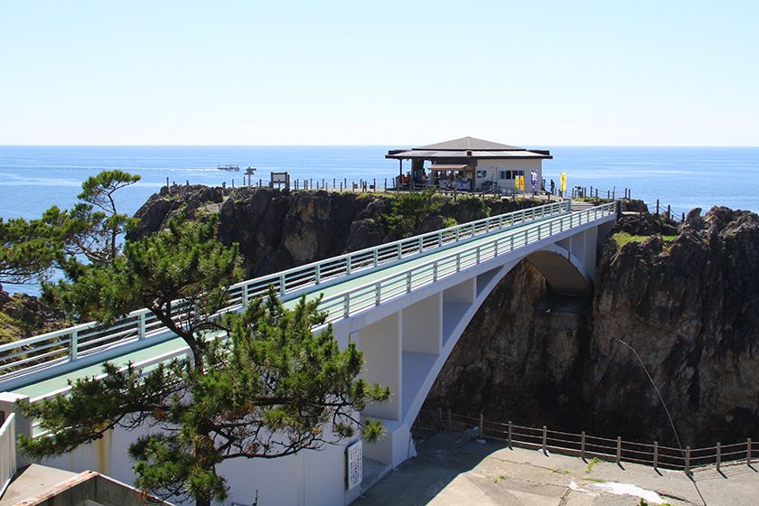 海に向かって橋を渡ると「あげしま展望台」があります。