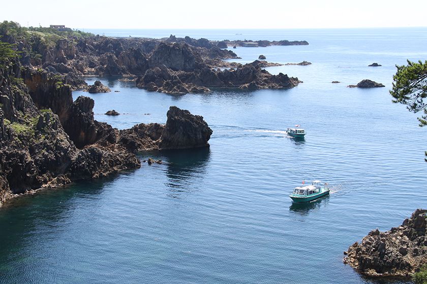 湾内を海中透視船が周航しています。