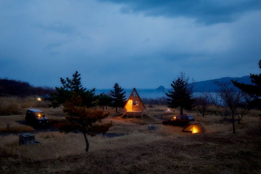 三角屋根の宿泊棟