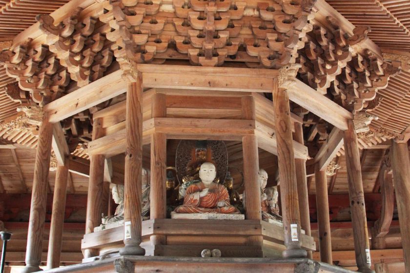 八祖堂には大日三尊と八祖大師を祀る八角厨子が設置されています。
