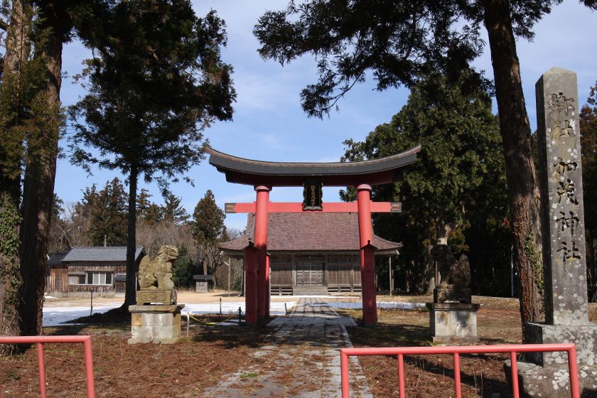 栗野江地区の小高い丘の上に建っています。