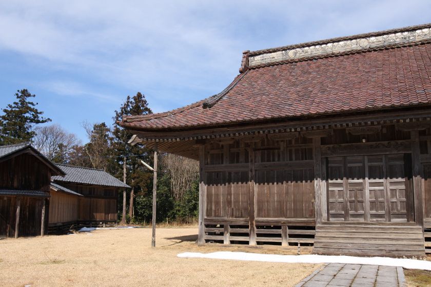 拝殿裏手に建つ能舞台