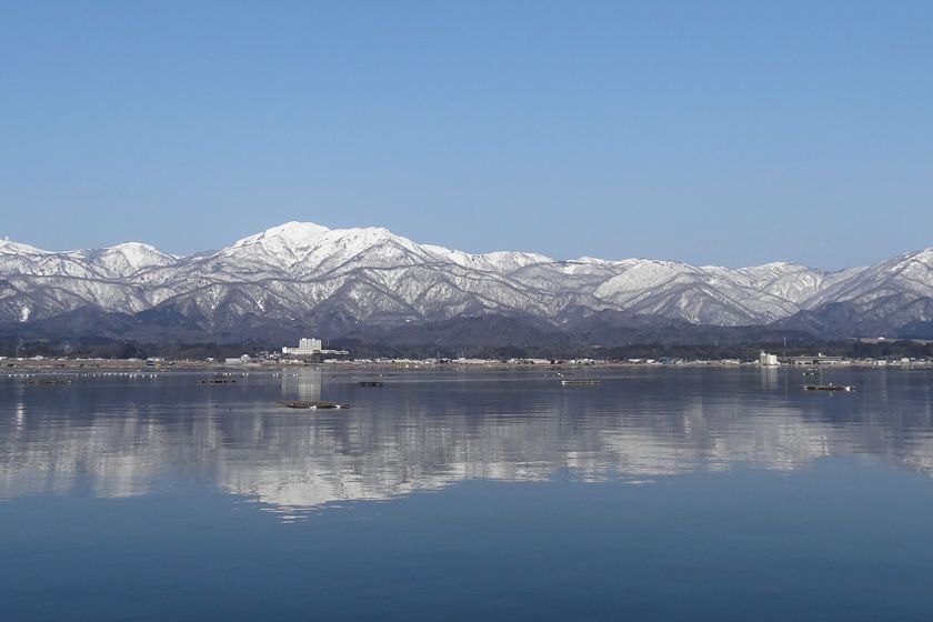 湖面に四季折々の景色を映します