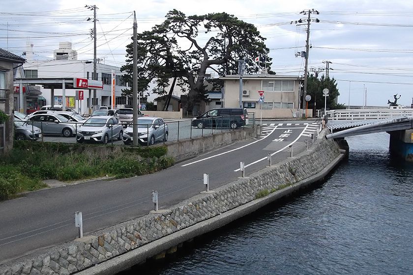 海上からも良く見える両津橋の近くに立っています。
