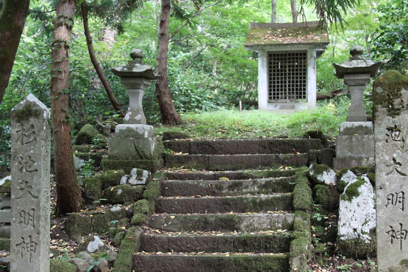 奥の院には杉池大明神が祀られています。