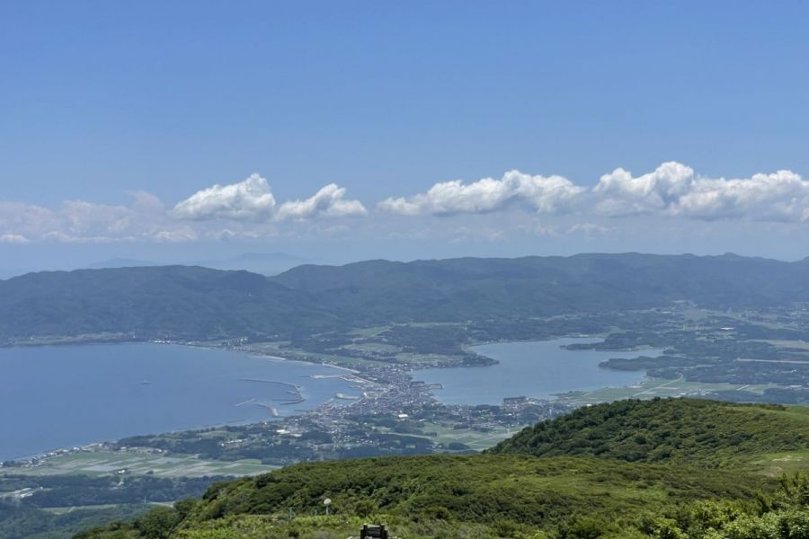 両津湾を望みます。