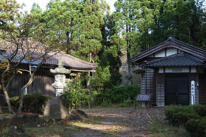 「天覧能演能跡」をはじめとする石碑や記念樹がある庭。
