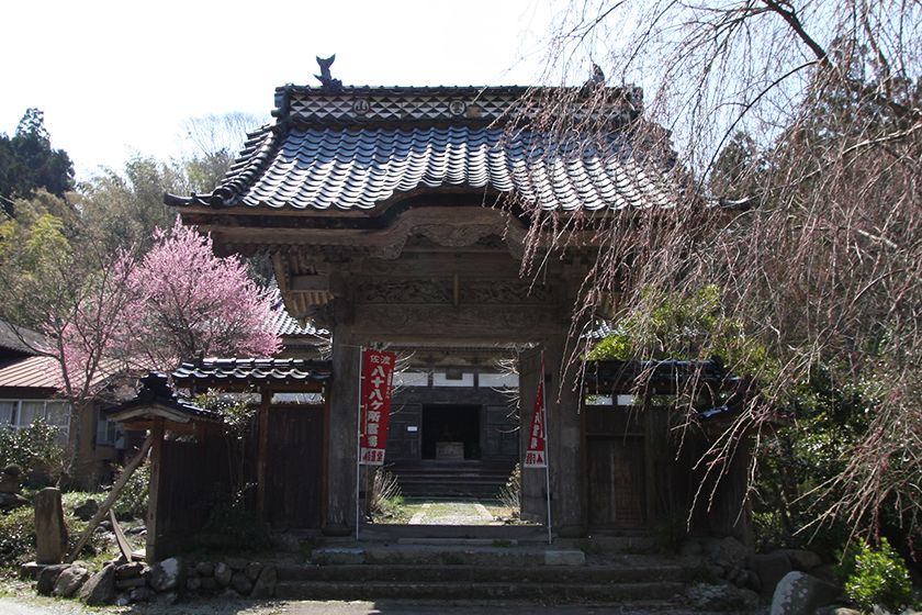 真言宗豊山派の寺院、山号は陽雲山