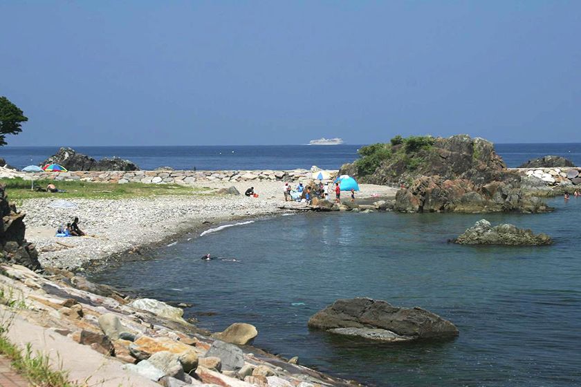 磯遊びも楽しめる「赤亀・風島なぎさ公園海水浴場」