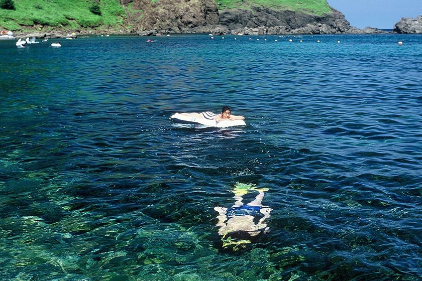 高い透明度を誇る二ツ亀海水浴場