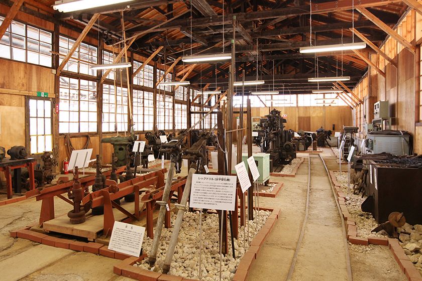 機械工場が操業当時のまま残されています。