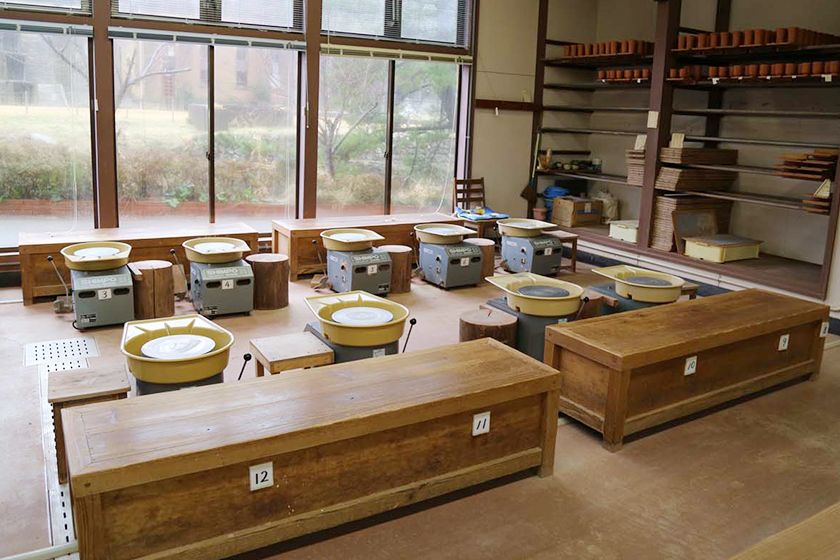 佐渡金山周辺で産出する陶土「無名異」を使った陶芸体験ができます。