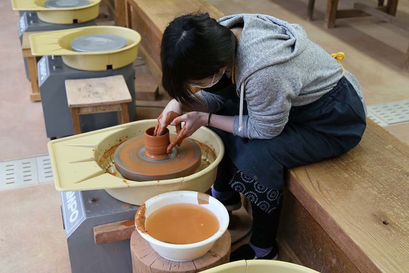 陶芸体験は、ロクロ・手びねり・名入れ（彫り込み）の3種類から選べます。