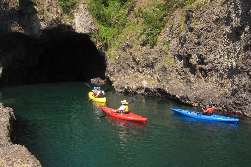 佐渡版青の洞窟「竜王洞」を巡るシーカヤックツアーが人気です。