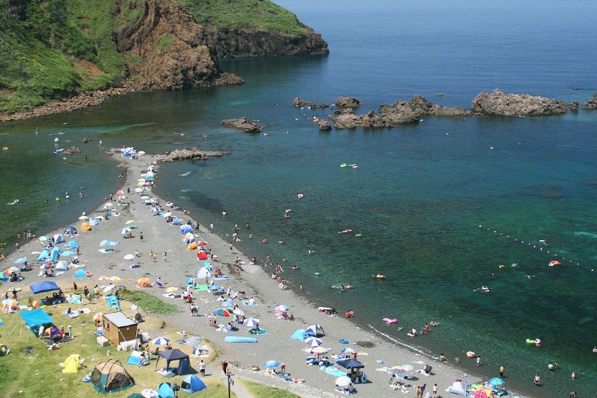 自然を満喫できる人気の海水浴場です。