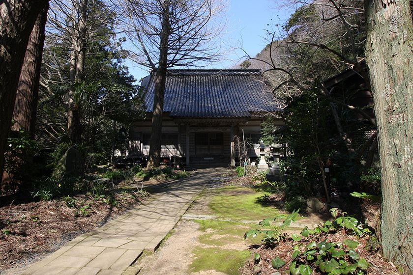 檀家の人々が毎日、お墓に花を供えます。
