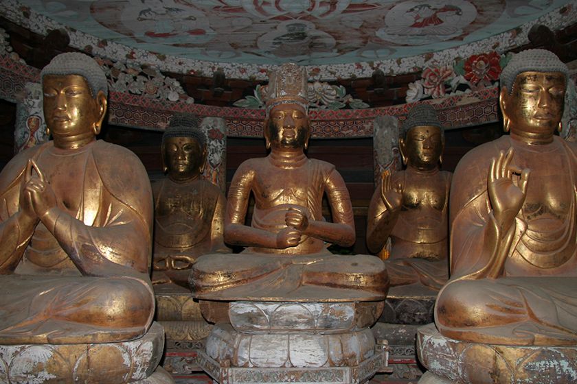 五智堂には金剛界の五仏が安置されています。