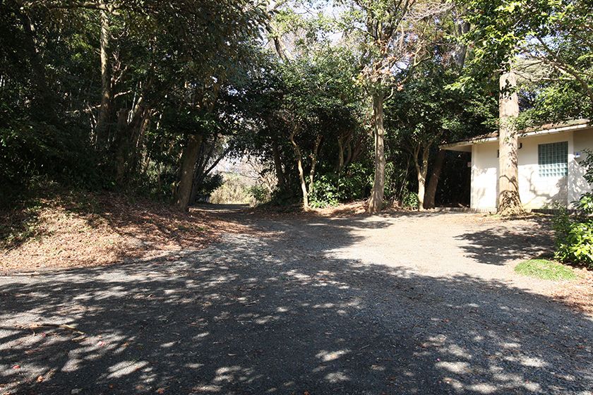 公園トイレ前
