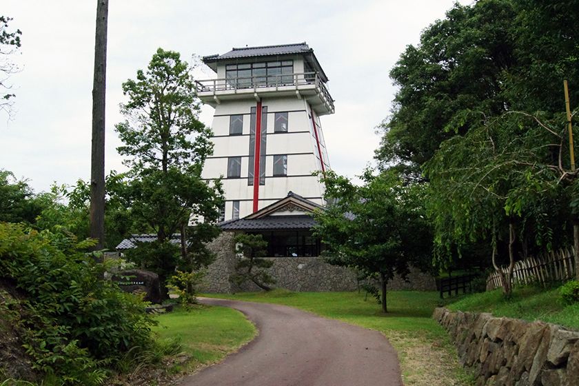 「城の山公園」に建つ展望台