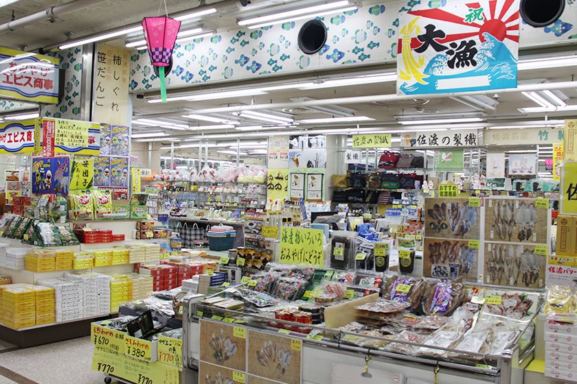 通路の両側に老舗土産店が並んでいます。