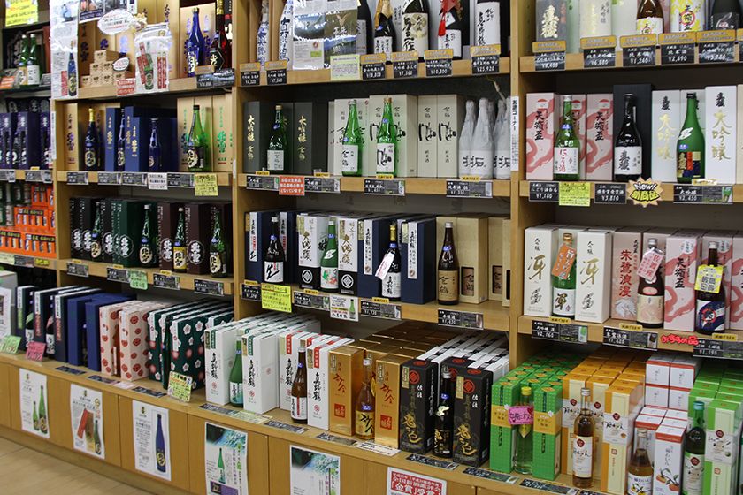 佐渡の地酒も各種そろっています。