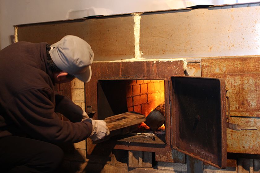 古来から伝わる薪で炊き上げる製法。