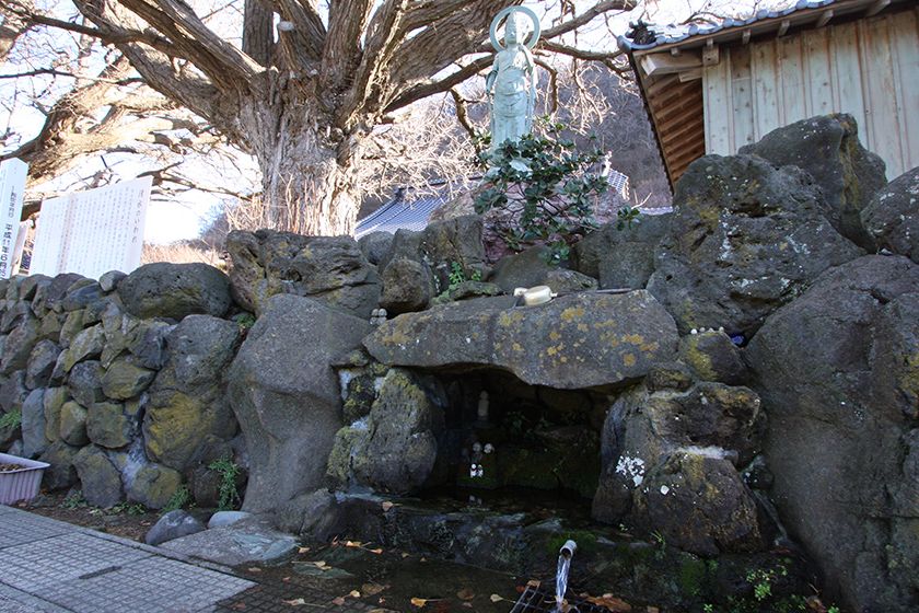 山門脇に清水が湧き出ています。