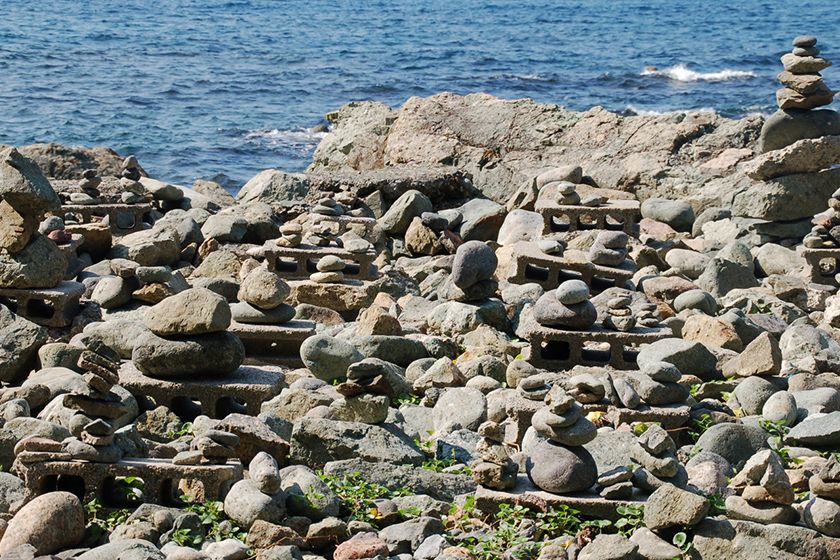 浜辺には「石積み」の光景が見られます。