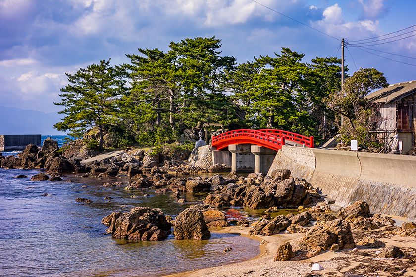 津神島へ渡る赤い橋が印象的です。