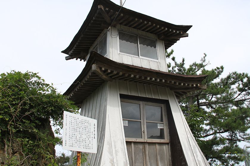 神社裏手には善宝寺（廻船時代の私設灯台）があります。