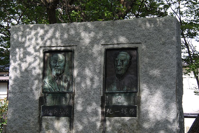 北一輝・昤吉兄弟の顕彰碑が境内にあります。