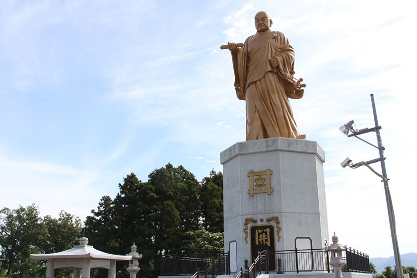 日蓮聖人の聖地・佐渡にそびえ立つ金色の立像。