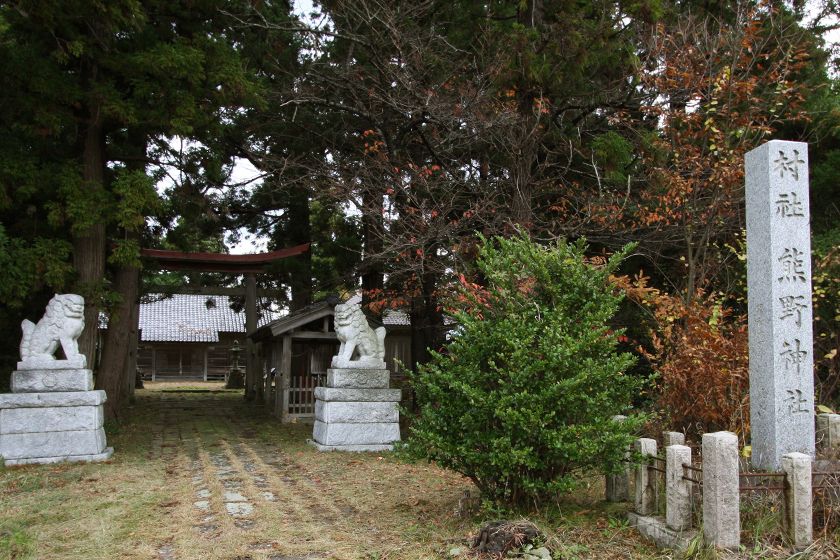 佐渡総合高校バス停から徒歩3分ほどです。