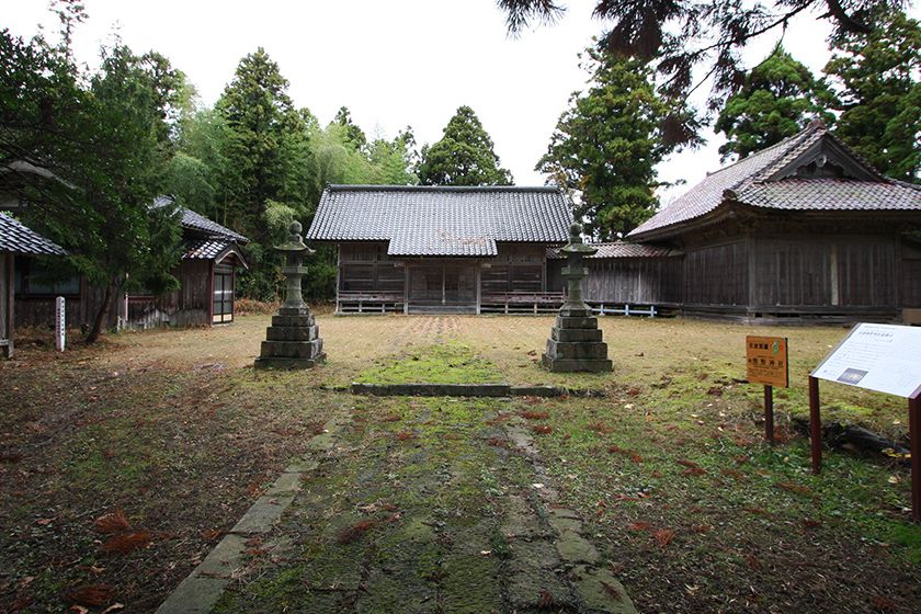 静かな田園地帯の神社です。