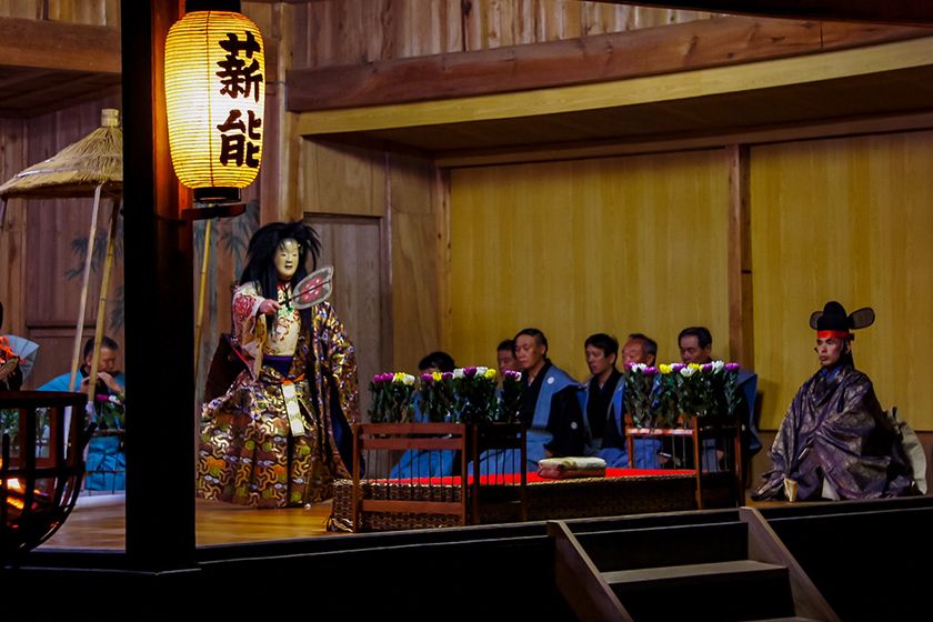 熊野神社能舞台で披露された薪能「菊慈童」