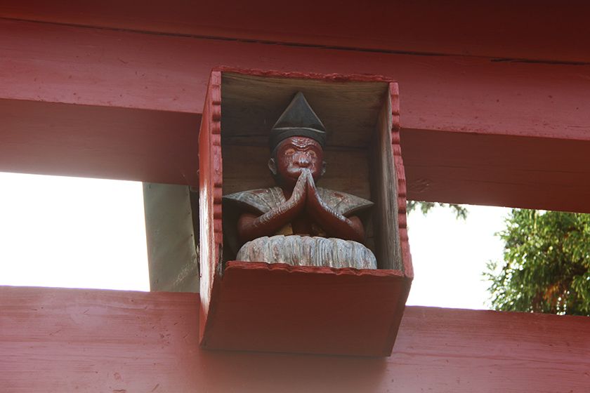 鳥居社額裏の「神使いの猿」。