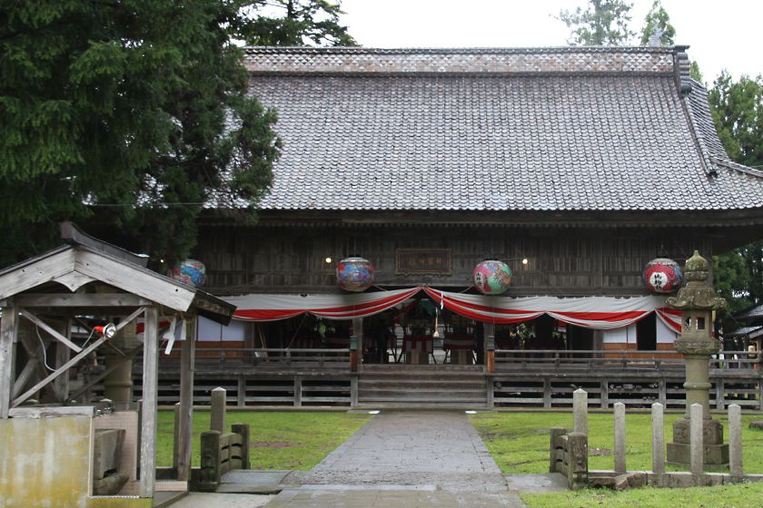 山王まつりでは、地区内の山王7社7基の神輿が拝殿にそろいます。