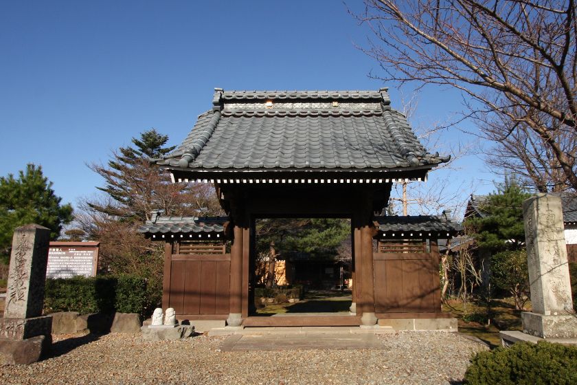 日蓮宗の寺院、山号は日朗山。