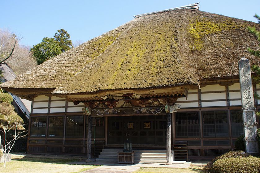 山門正面にある本堂はどっしりとした茅葺屋根。