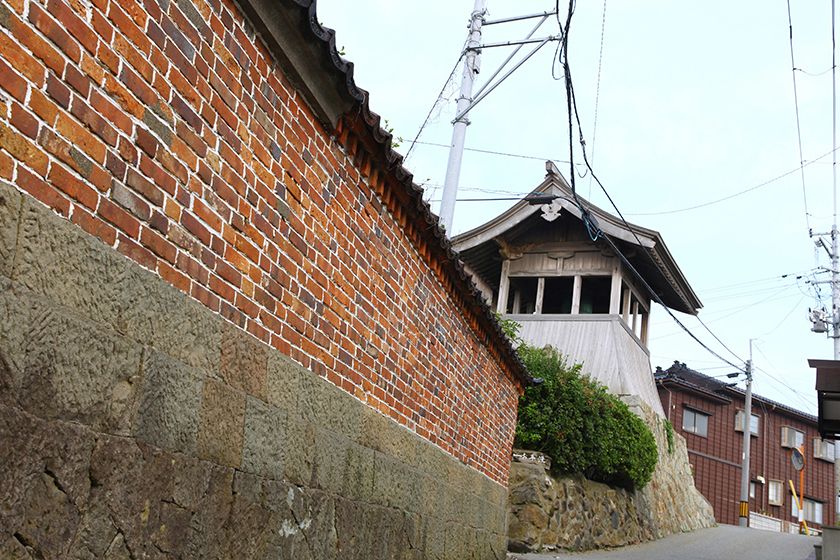 佐渡奉行所から京町へ向かう坂の途中にあります。