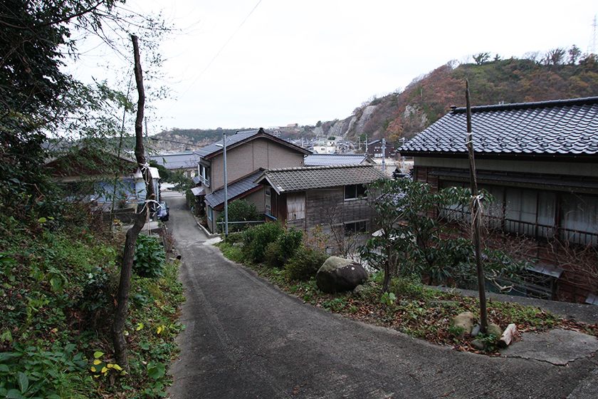海を望む達者集落の一角にあります。