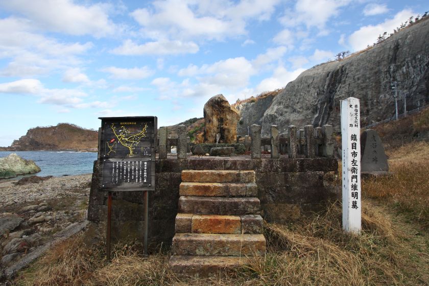 鎮目奉行がその風景を愛したという下相川の吹上海岸に建っています。