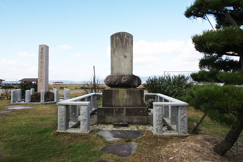 「恋ヶ浦碑」隠岐配流の父帝後鳥羽上皇を思って詠んだ御製が刻まれています。