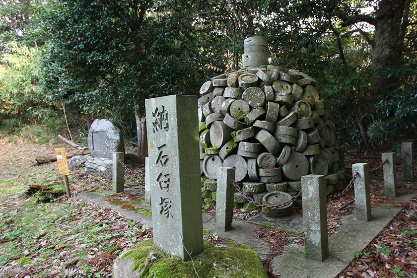 小泊は石製品の移出で栄えた土地でした。