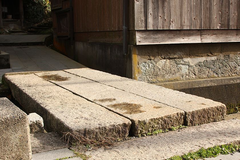 北前船で運ばれた瀬戸内産御影石（花崗岩）の橋。